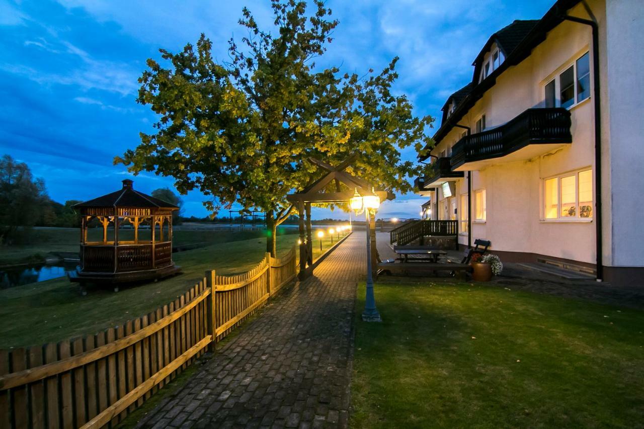 Butenas Hotel Tyla Birzai Ngoại thất bức ảnh